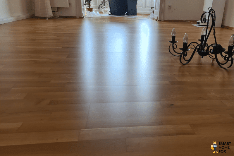 Das Laminat wird mithilfe einer Bissel Reinigungsmittel Alternative gereinigt.